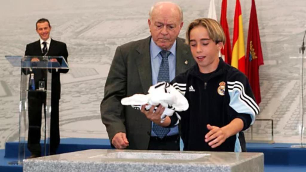 Dani Carvajal, junto a Alfredo di Stéfano, poniendo la primera piedra de la Ciudad Real Madrid en Valdebebas.