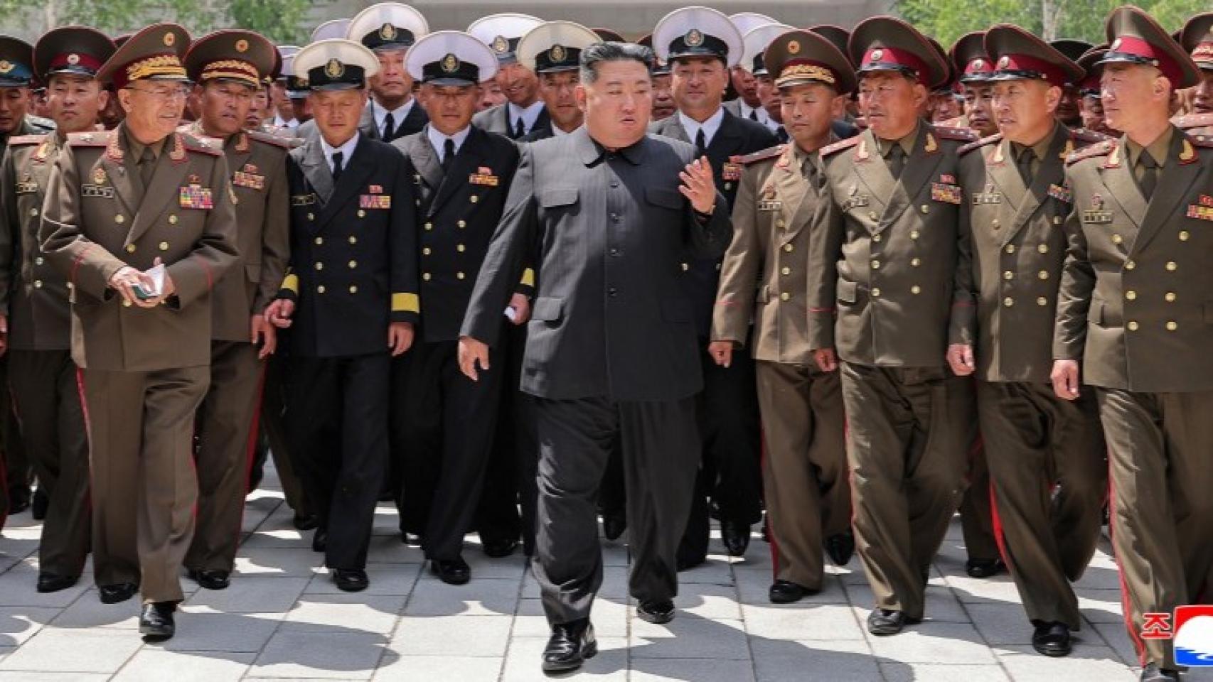 El líder norcoreano Kim Jong-un reunido con altos mandos militares en Pionyang.