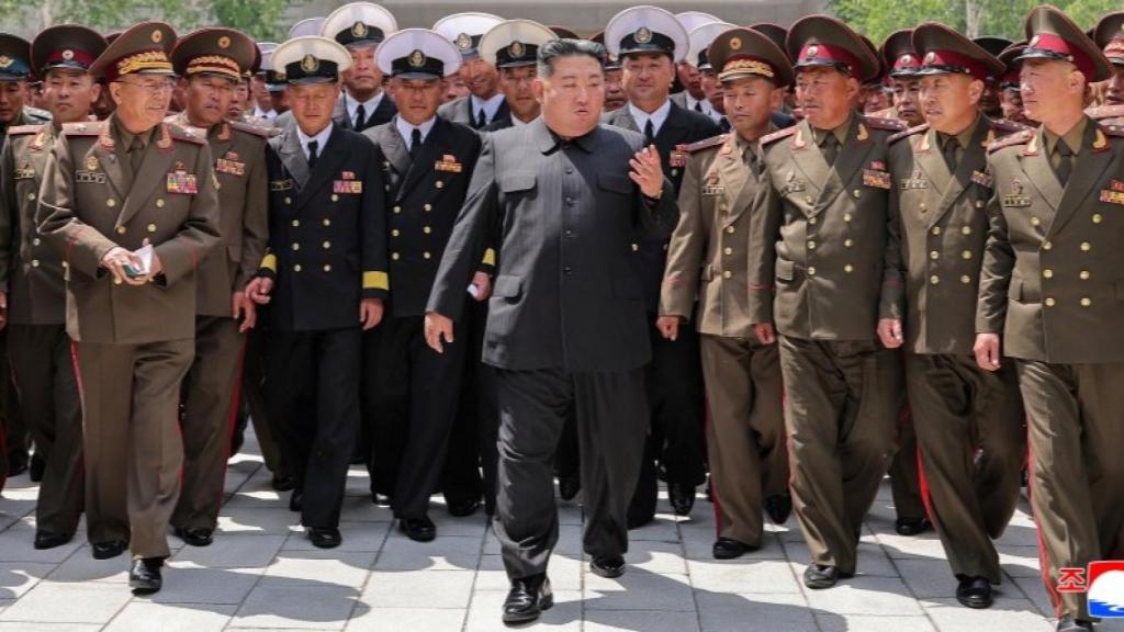El líder norcoreano Kim Jong-un reunido con altos mandos militares en Pionyang.