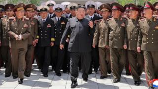 El líder norcoreano Kim Jong-un se reúne con altos mandos militares en Pyongyang.