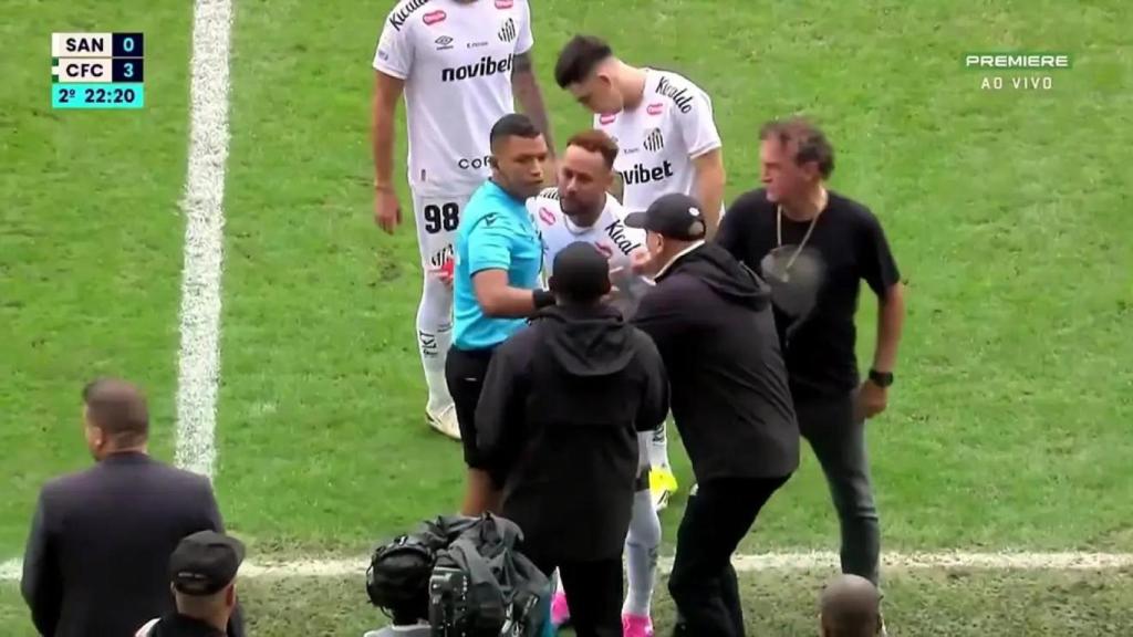Neymar Jr se queja ante el árbitro tras la sustitución.