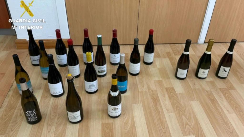 Los vinos recuperados por parte de la Guardia Civil.