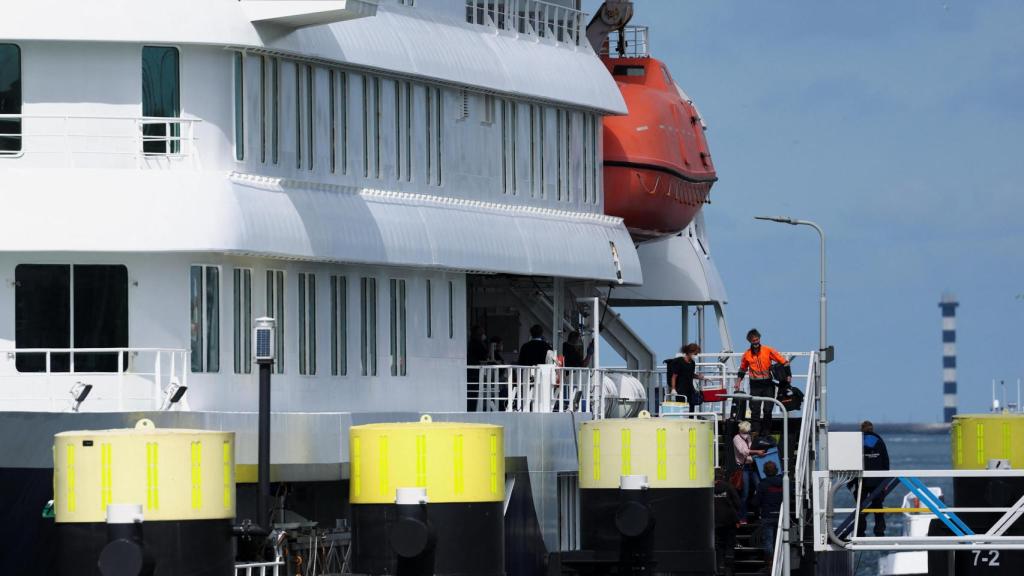 EL crucero MV Hondius a su llegada al puerto de Róterdam.