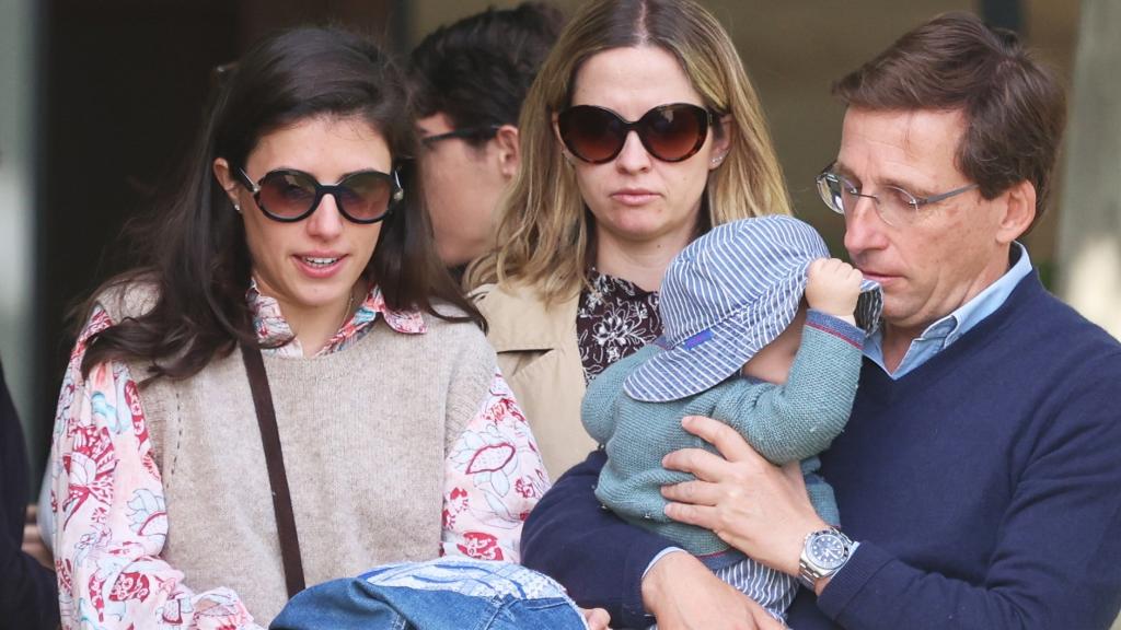 Teresa y Almeida en la hípica con su hijo.