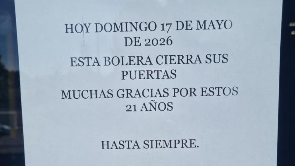 Cartel colgado en la entrada de la bolera.