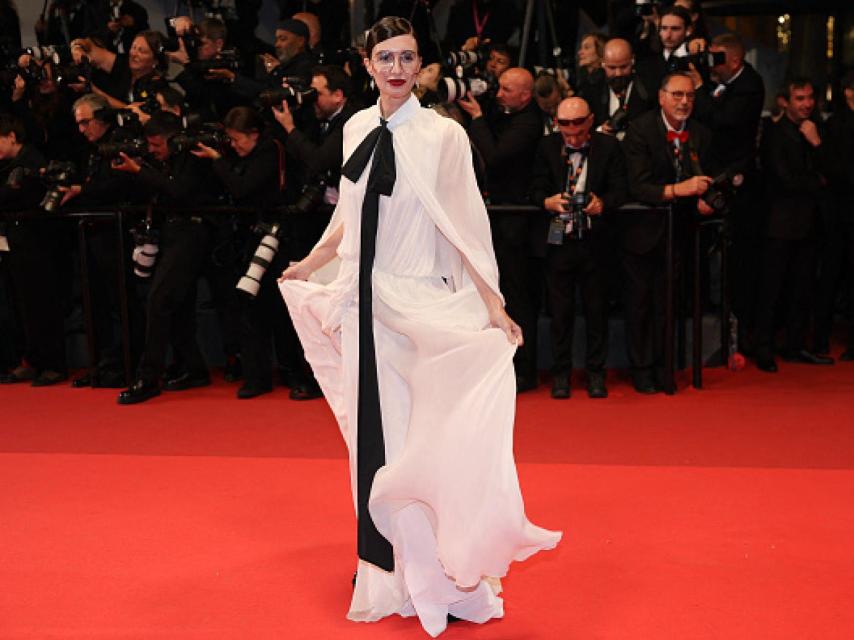 Paz Vega posando en la alfombra roja de Cannes.