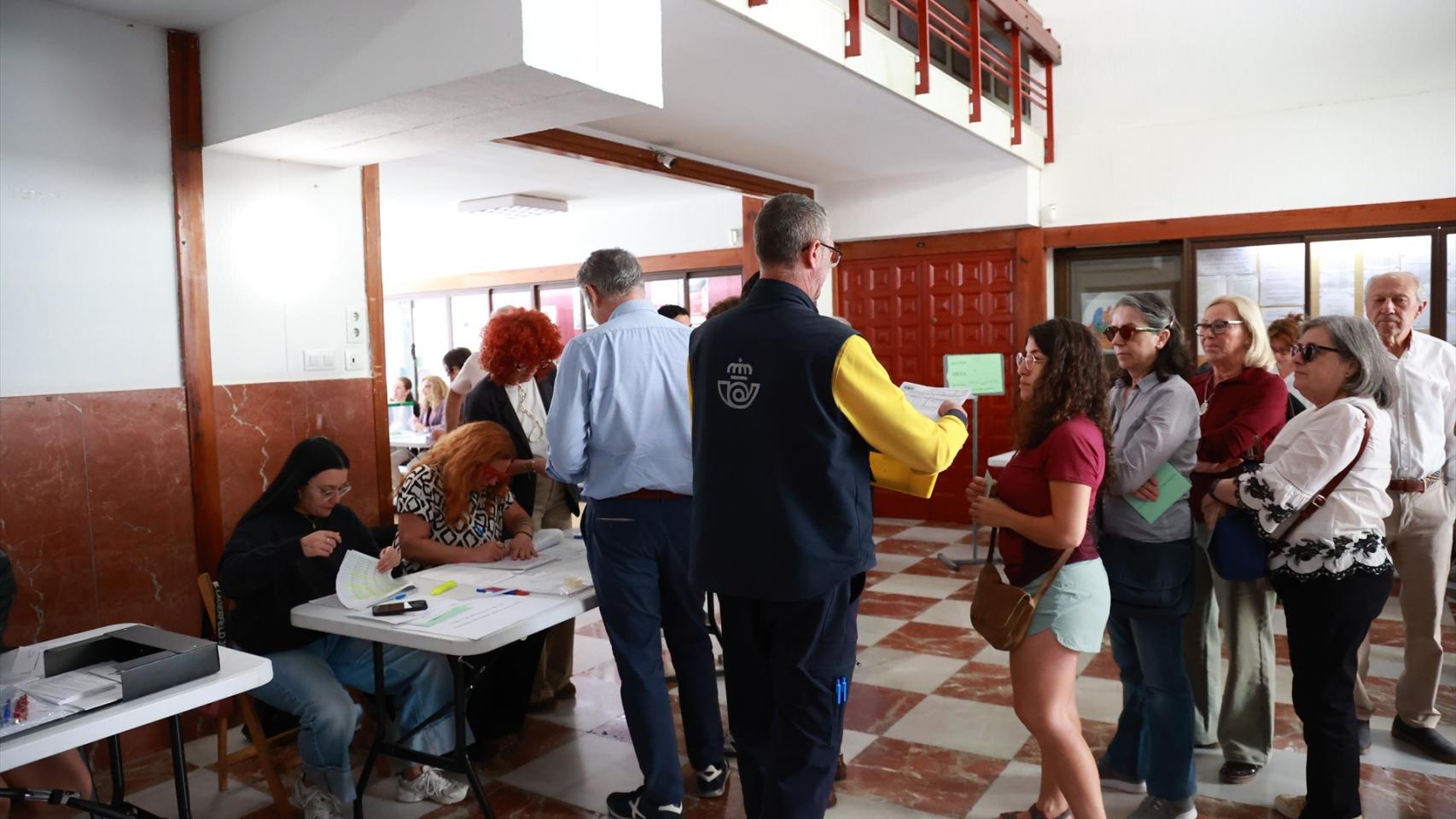 Un colegio electoral en Sevilla durante estos comicios del 17-M