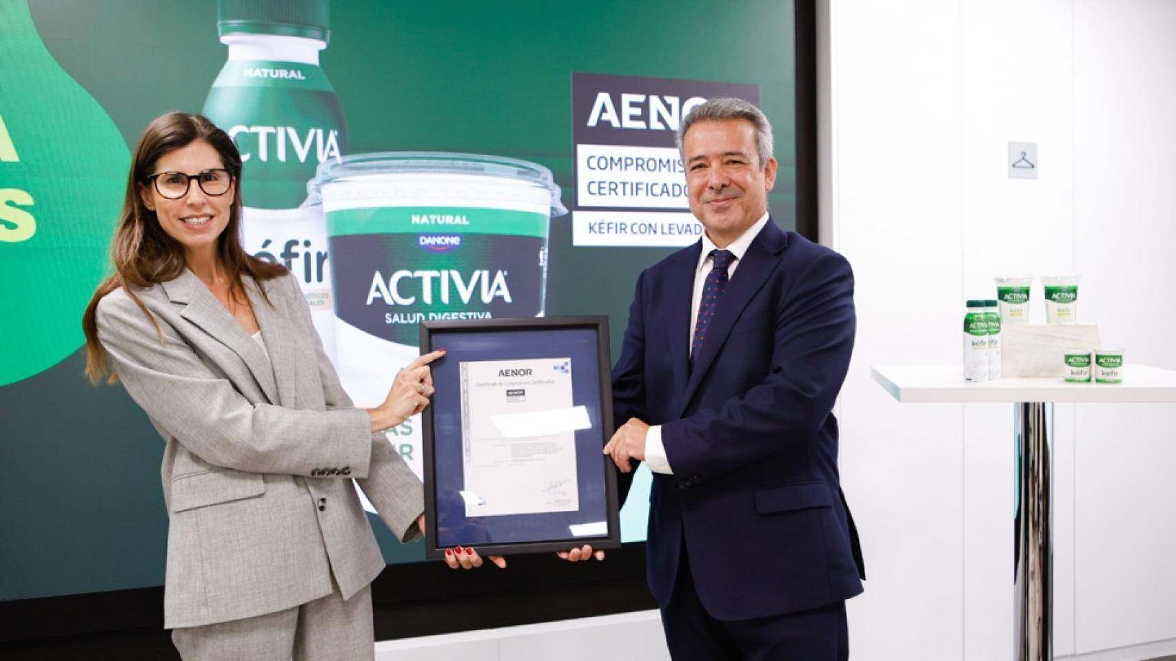 De izq. a dcha.: Soledad Camacho, vicepresidenta de Marketing de Danone y Ángel Luis Sánchez Cerón, director de Operaciones, Agroalimentario, Consumo y Distribución de AENOR.