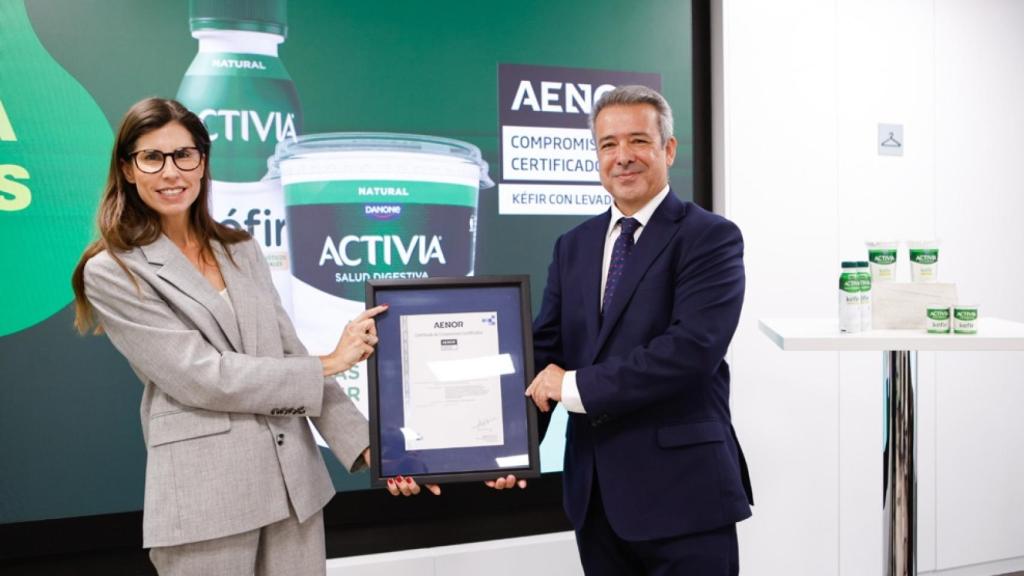 De izq. a dcha.: Soledad Camacho, vicepresidenta de Marketing de Danone y Ángel Luis Sánchez Cerón, director de Operaciones, Agroalimentario, Consumo y Distribución de AENOR.