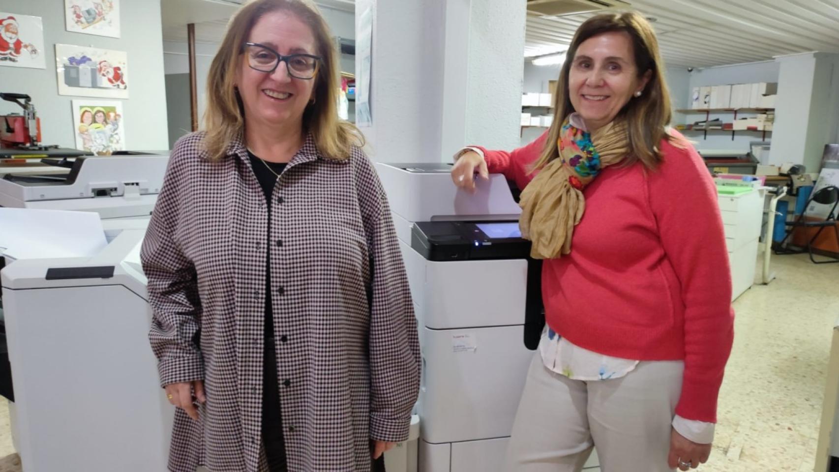 María José Murillo y Eugenia Louzao en el interior de Fotocopias Coruña.