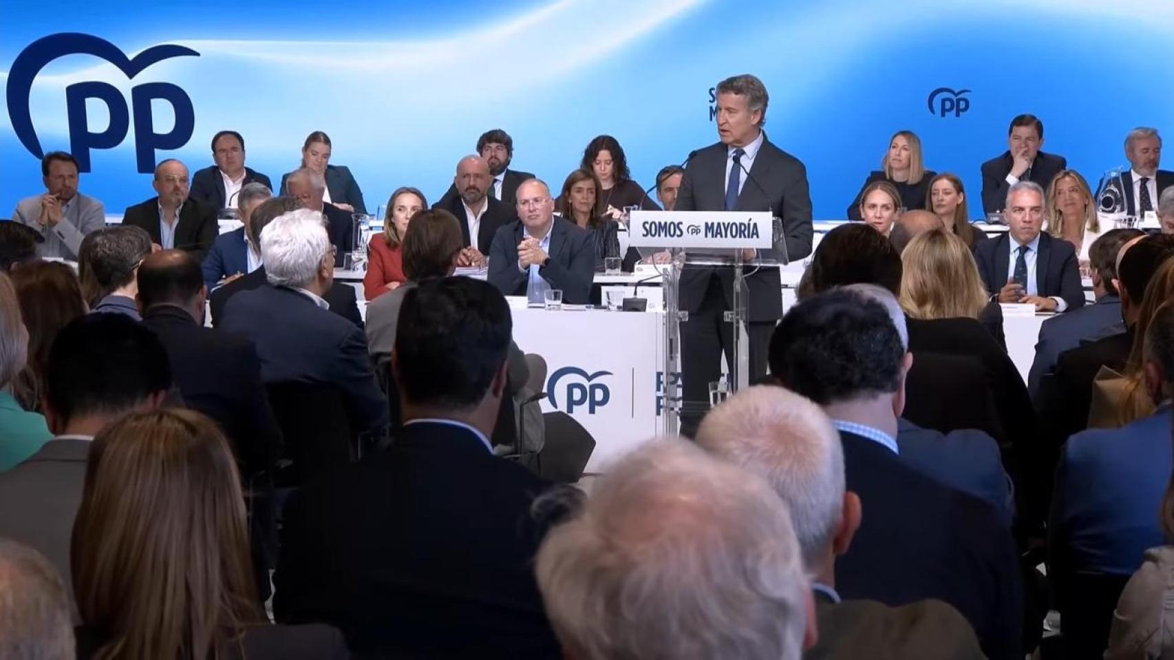 Feijóo, este lunes, en su comparecencia tras la Junta Directiva Nacional junto a los presidentes autonómicos. PP