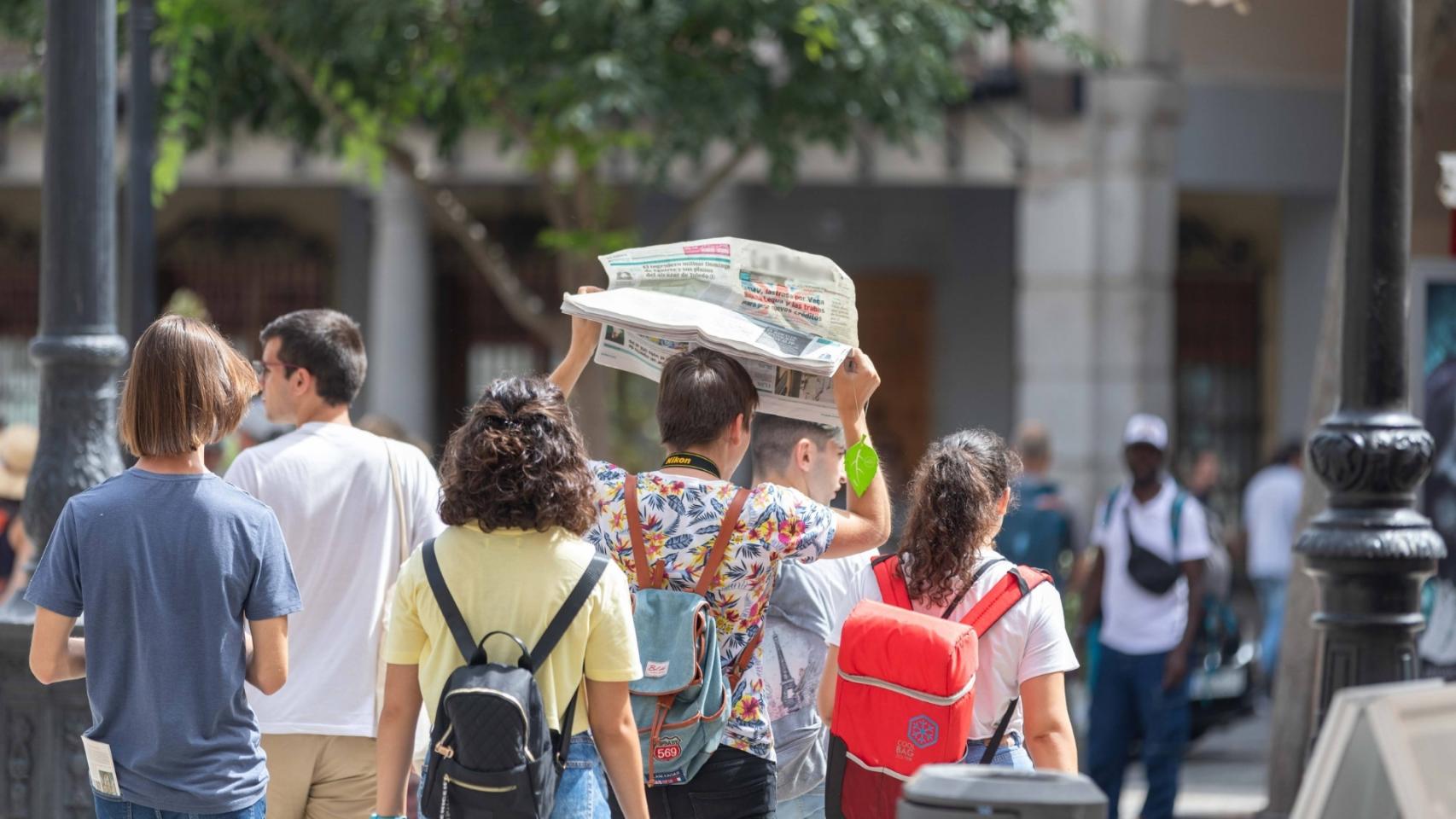 Una persona refugiándose del calor en Toledo.