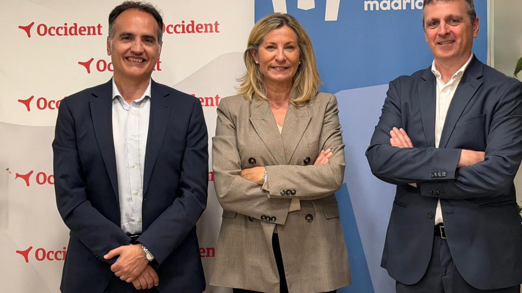 De izquierda a derecha, David Gil, director del Canal Corredores Occident; Elena Jimenez de Andrade, Presidenta del Colegio de Mediadores de Seguros de Madrid; y Vicente Moreno, director territorial Centro Sur Corredores Occident