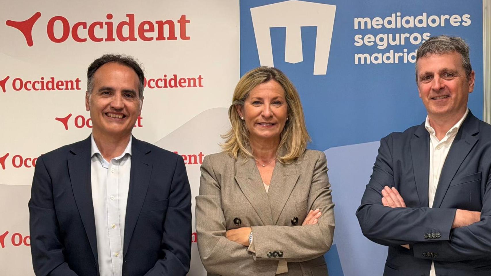 De izquierda a derecha, David Gil, director del Canal Corredores Occident; Elena Jimenez de Andrade, Presidenta del Colegio de Mediadores de Seguros de Madrid; y Vicente Moreno, director territorial Centro Sur Corredores Occident