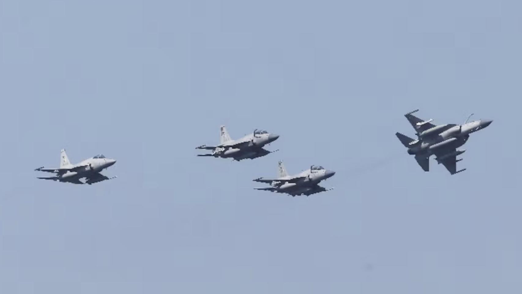 Aviones JF-17 Thunder de la Fuerza Aérea de Pakistán sobrevuelan durante la fase marítima del ejercicio multinacional AMAN-23 de la Armada de Pakistán, en el norte del mar Arábigo.