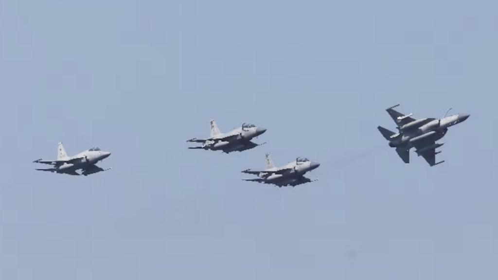 Aviones JF-17 Thunder de la Fuerza Aérea de Pakistán sobrevuelan durante la fase marítima del ejercicio multinacional AMAN-23 de la Armada de Pakistán, en el norte del mar Arábigo.
