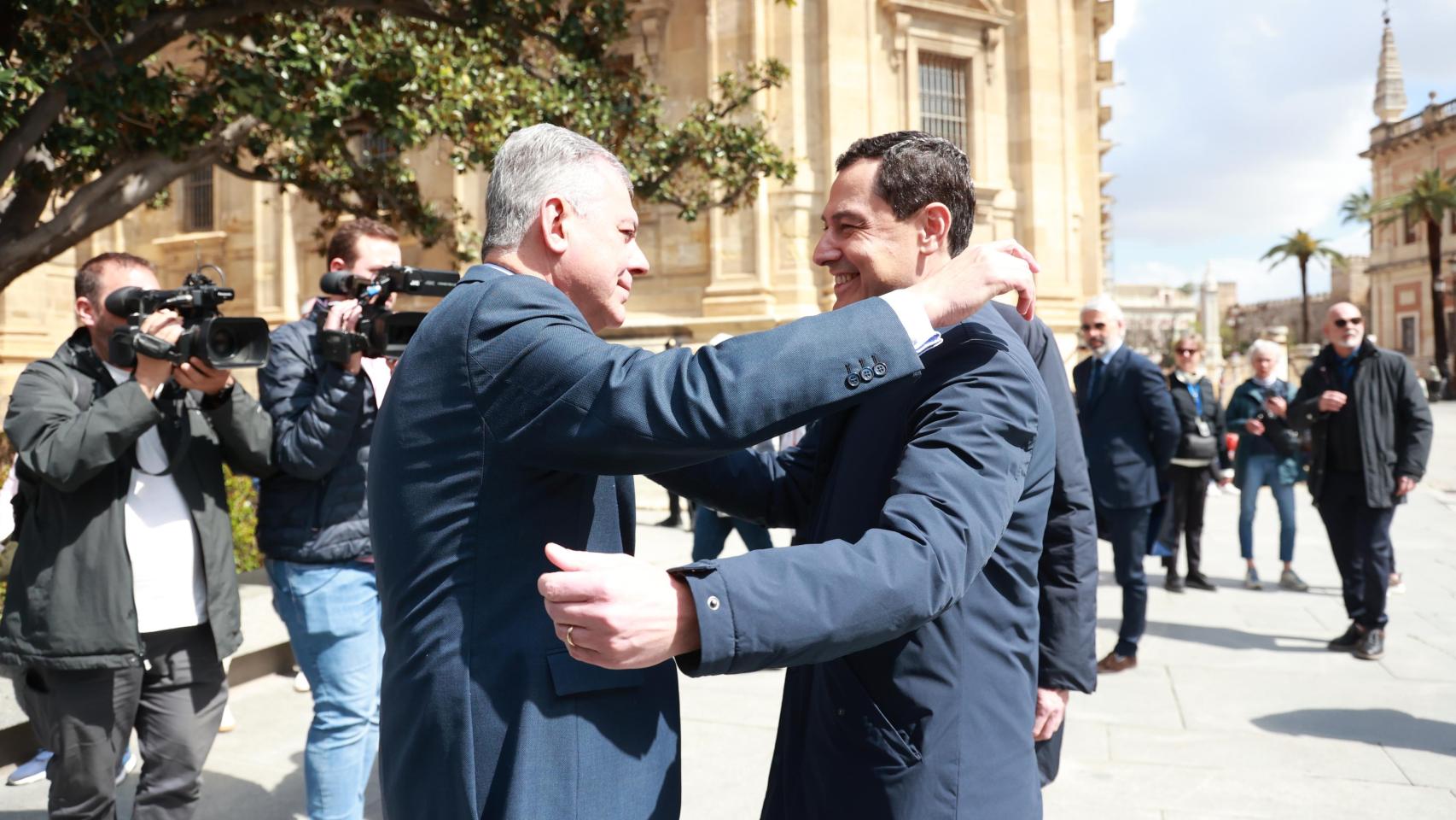 Imagen del alcalde de Sevilla, José Luis Sanz, junto al presidente en funciones de Andalucía, Juanma Moreno. 
