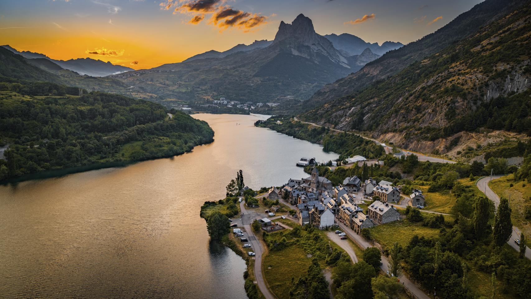 Vista aérea del pueblo de Lanuza.