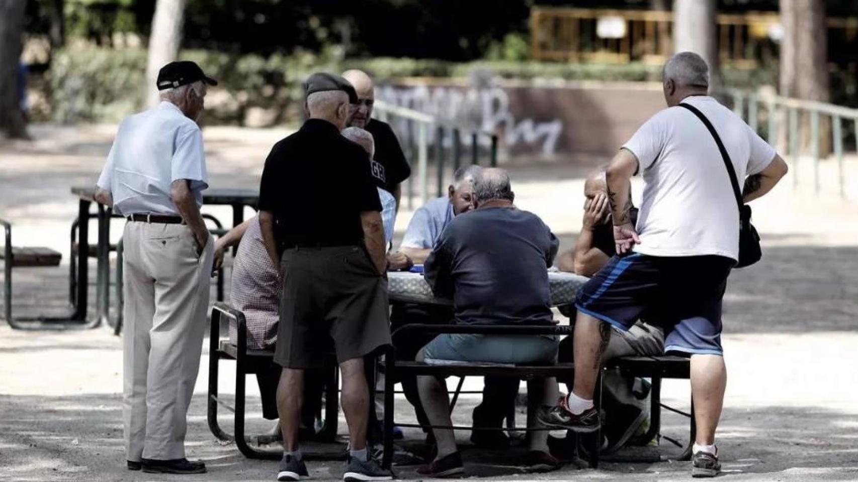 Grupo de jubilados al aire libre 