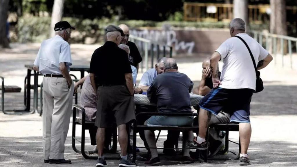 Grupo de jubilados al aire libre 