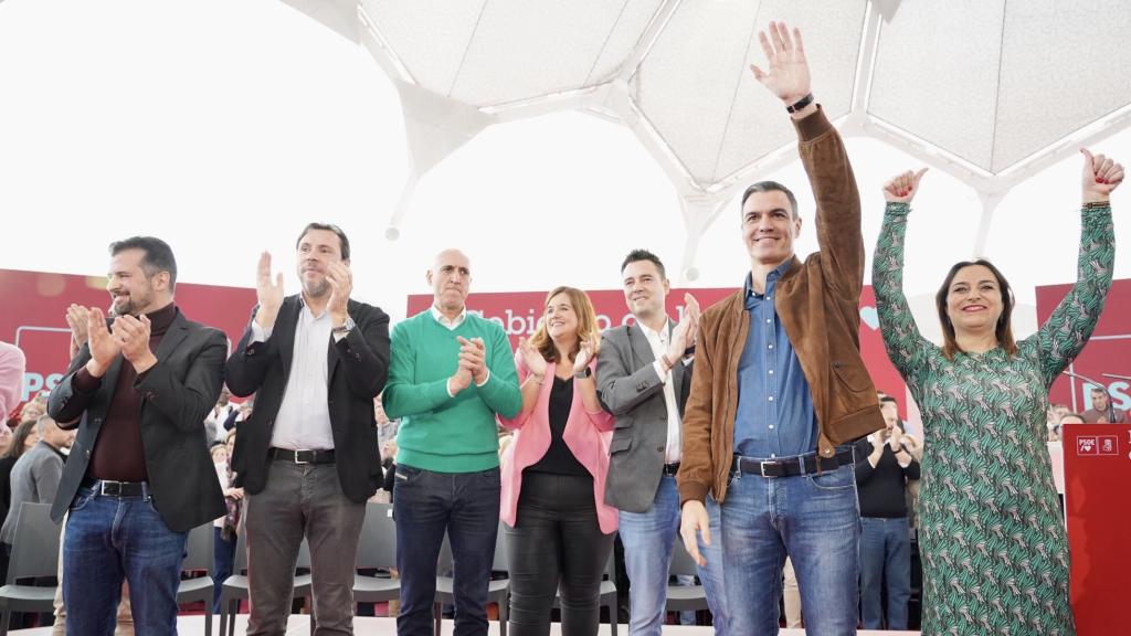 El ex secretario general del PSOE de Castilla y León Luis Tudanca, el exalcalde de Valladolid Óscar Puente, el alcalde de León, José Antonio Diez, la exalcaldesa de Segovia Clara Martín, el exalcalde de Burgos Daniel de la Rosa, el presidente del Gobierno, Pedro Sánchez, y la alcaldesa de Palencia, Miriam Andrés, en un acto en Valladolid el 21 de enero de 2023