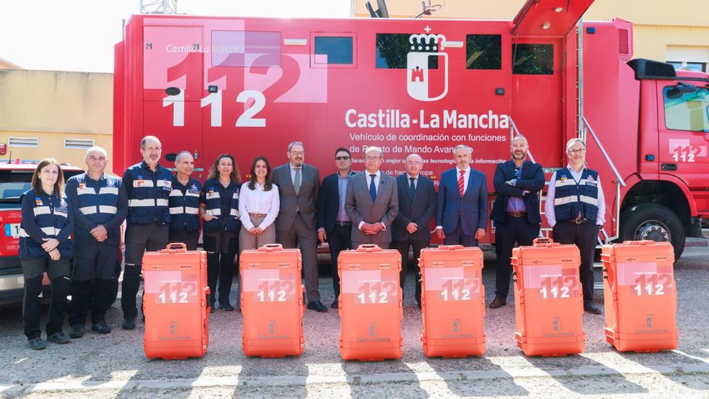 Las autoridades junto a los maletines del nuevo sistema de comunicación NEXO-CM.