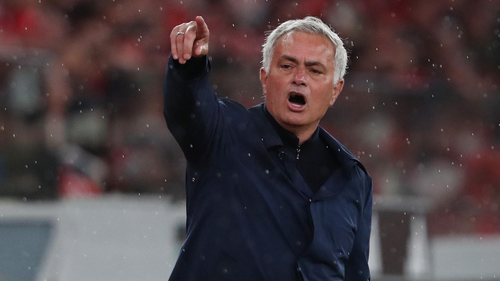 José Mourinho, dando indicaciones en un partido del Benfica