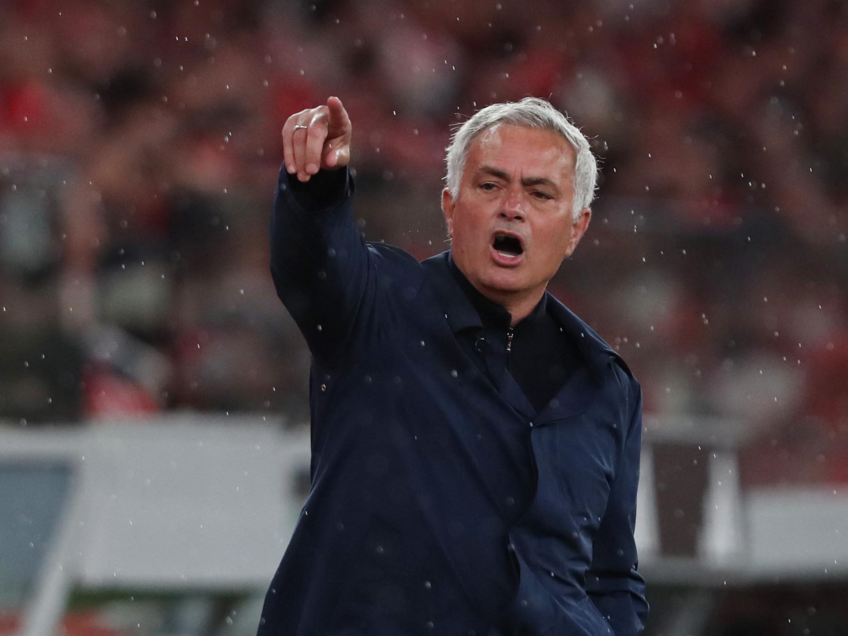 José Mourinho, dando indicaciones en un partido del Benfica