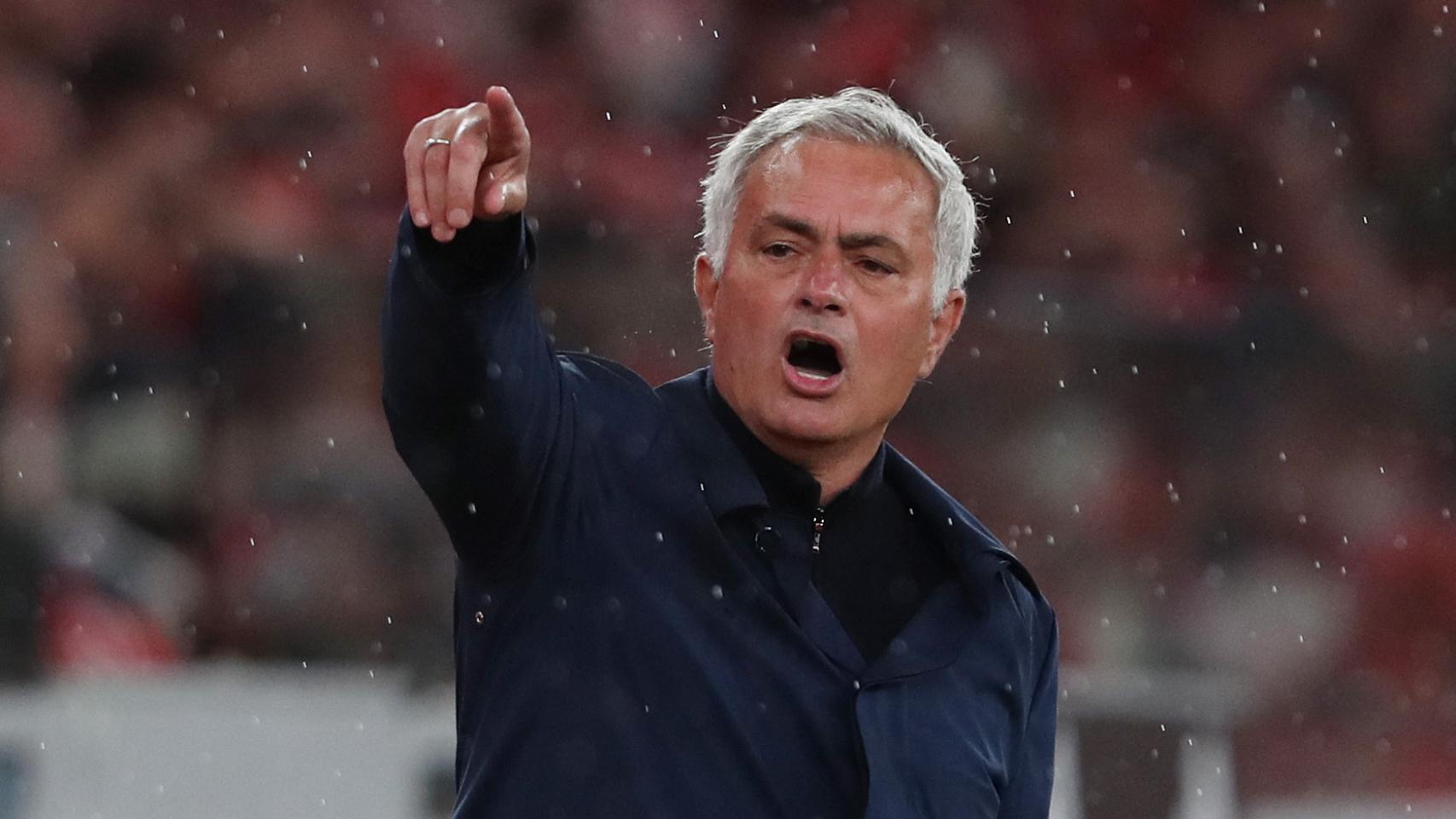 José Mourinho, dando indicaciones en un partido del Benfica