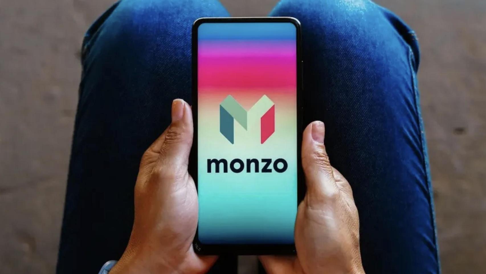 La 'app' de Monzo en el 'smartphone' de un usuario.