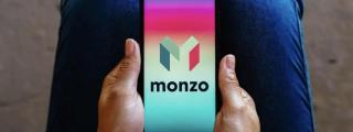La 'app' de Monzo en el 'smartphone' de un usuario.