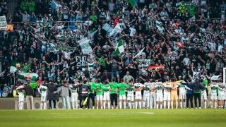 Jugadores del Elche celebran con la afición la victoria ante el Getafe.jpg