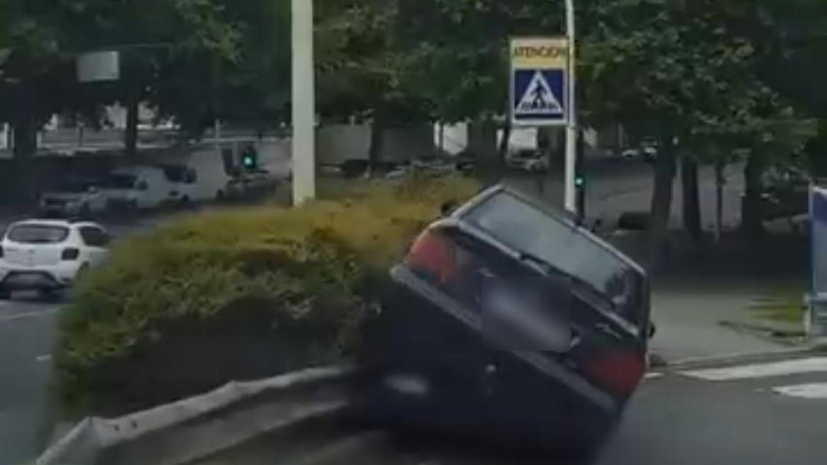 Coche en la mediana de calle Eduación en A Coruña