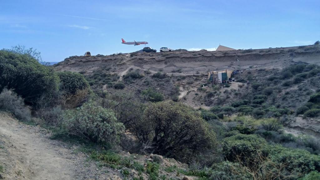 'La madriguera de conejo' se encuentra al lado del aeropuerto.