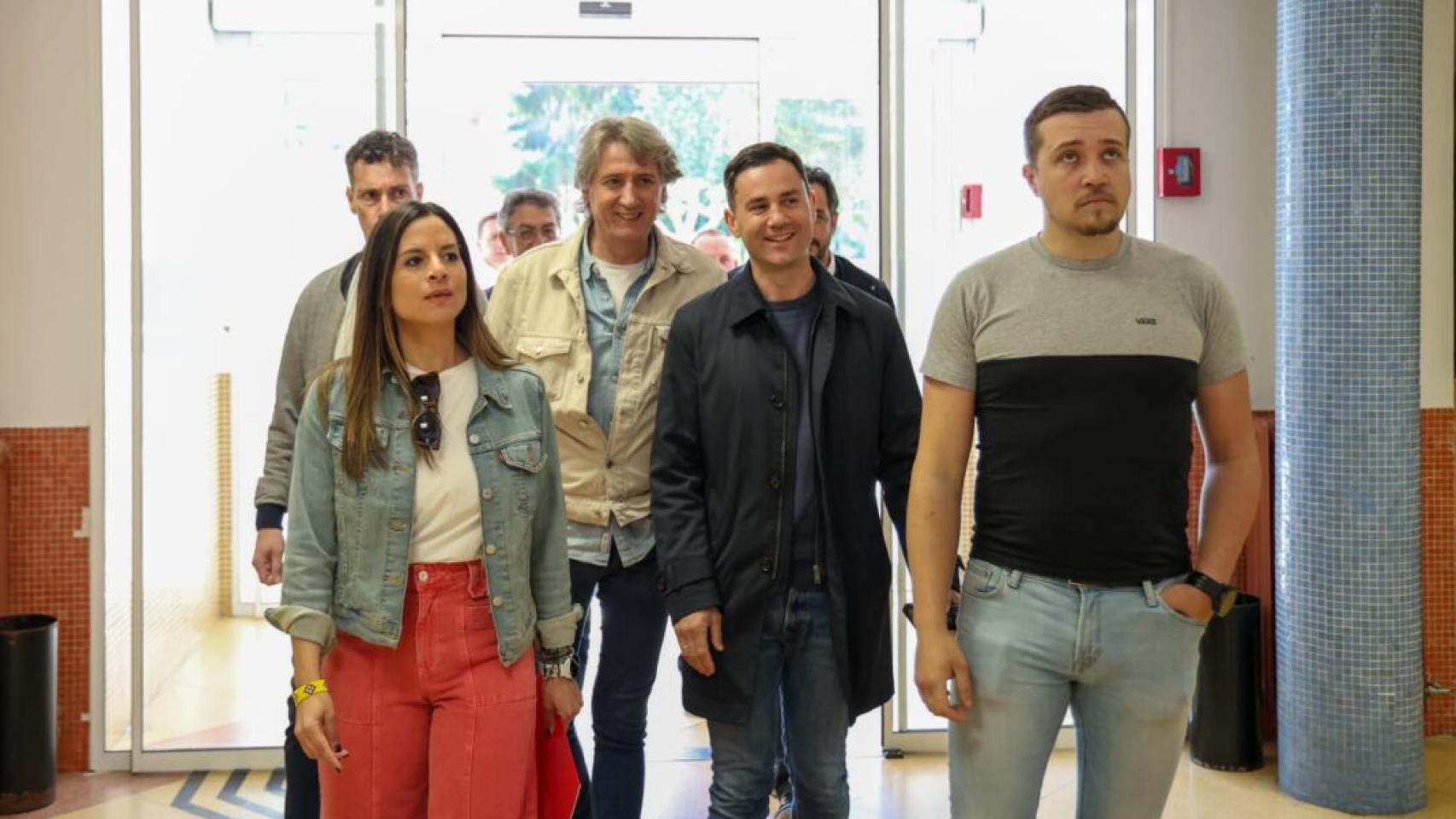 El secretario general del PSOE de Castilla y León, Carlos Martínez, este lunes en el municipio leonés de Villablino