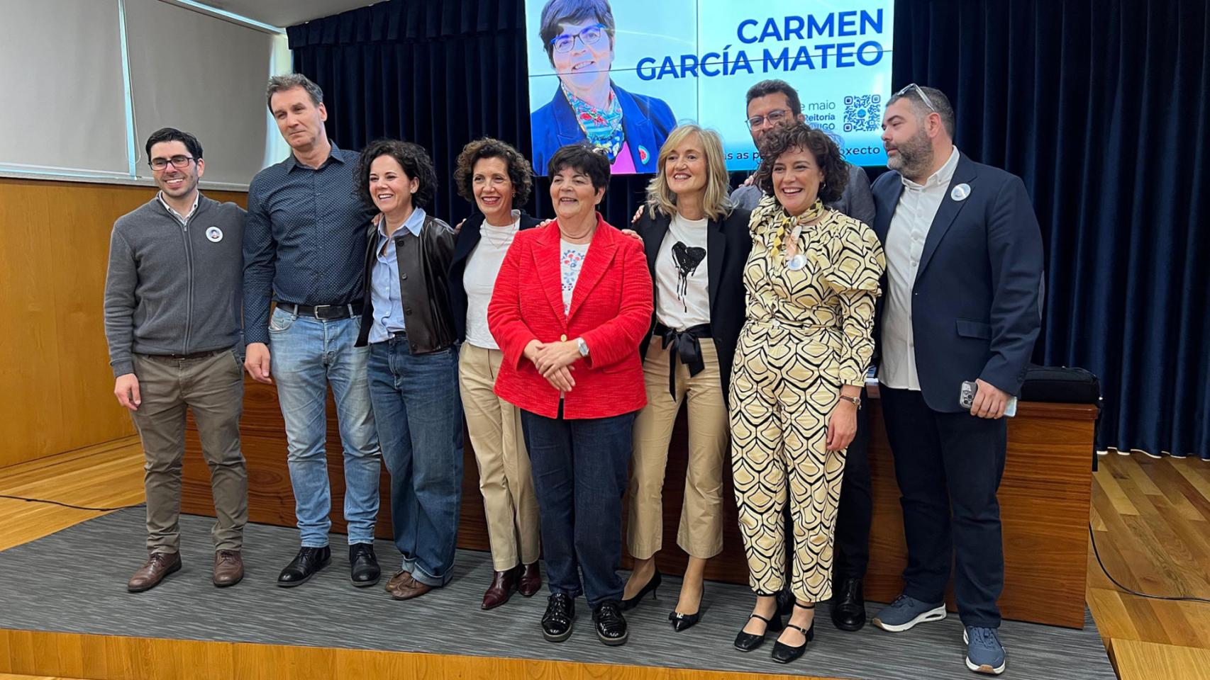 LA rectora electa con su equipo tras conocer los resultados de la segunda vuelta.