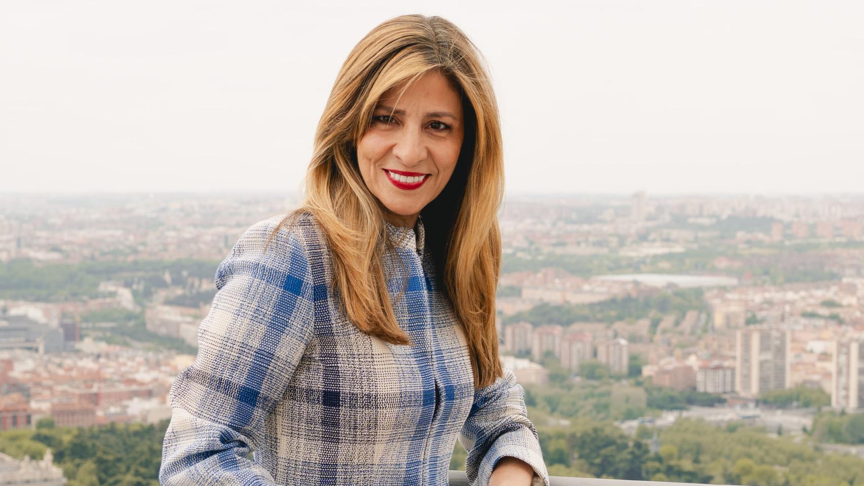 La escritora posa en Madrid con su nuevo libro.