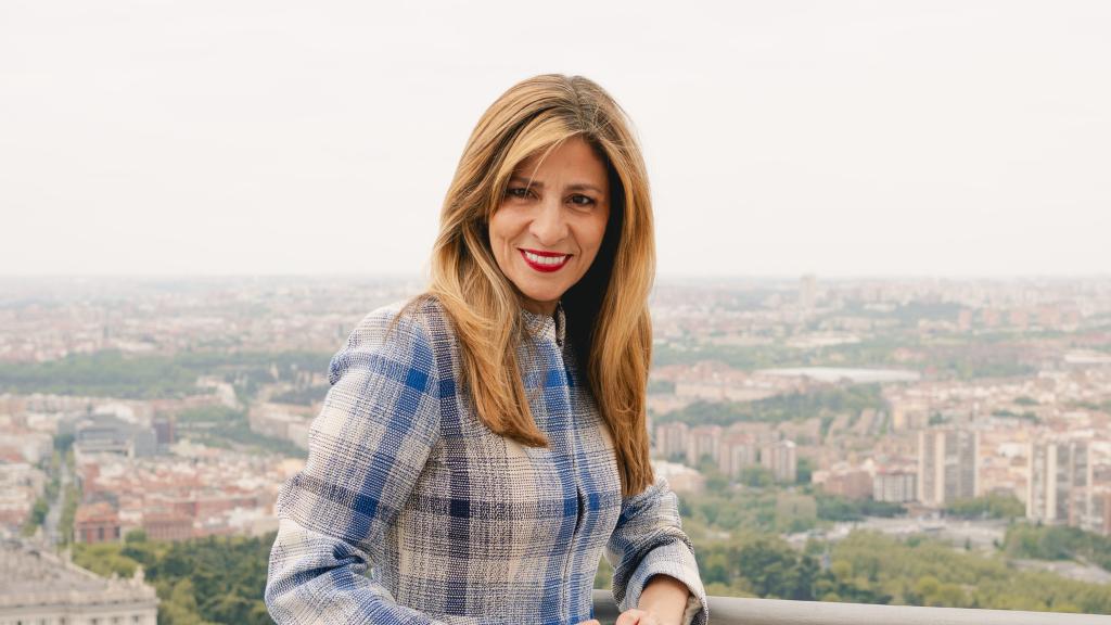 La escritora posa en Madrid con su nuevo libro.