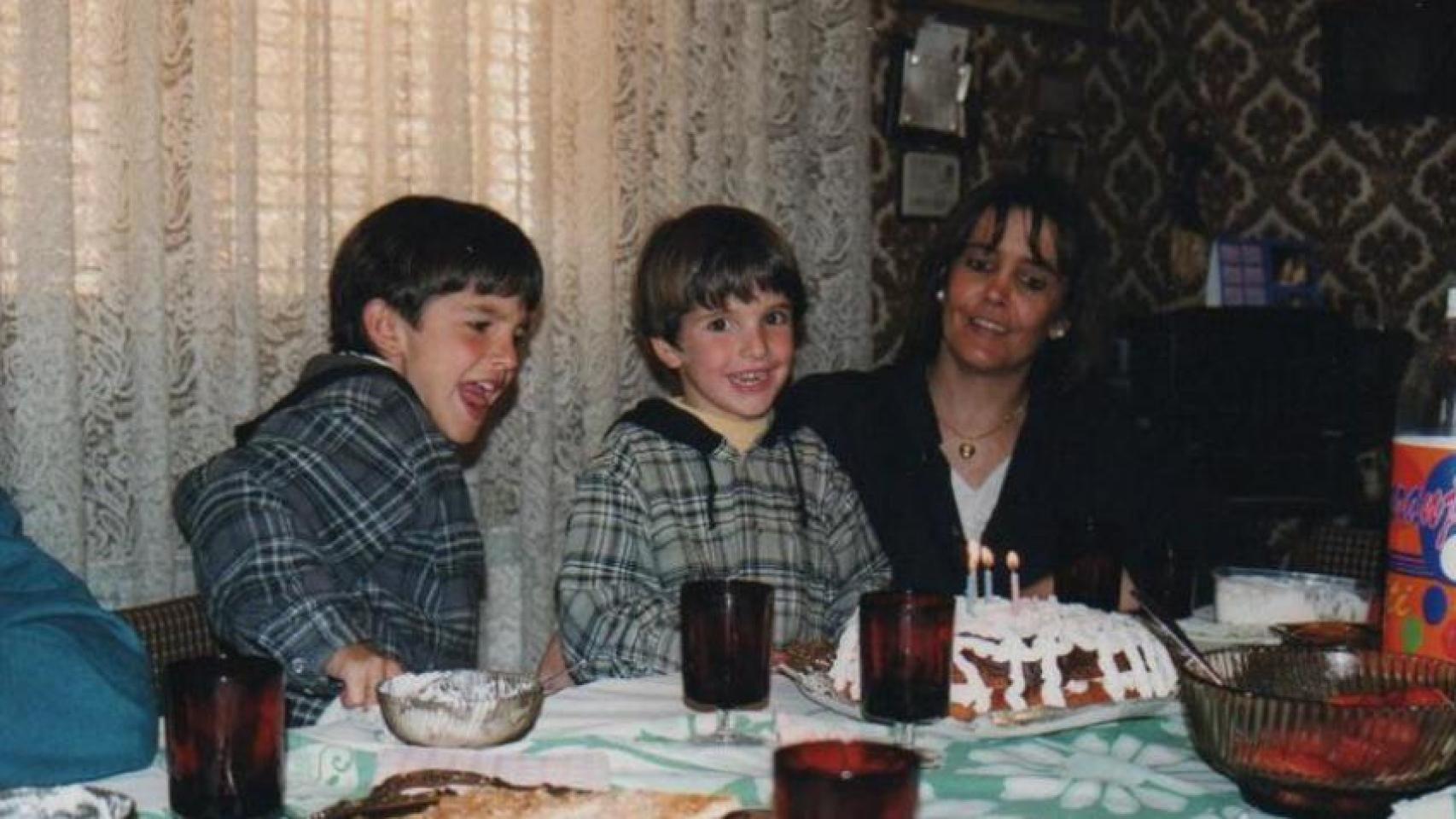 Marc y Álex Márzquez, de niños junto a su madre. 