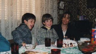 Marc y Álex Márzquez, niños con su madre.