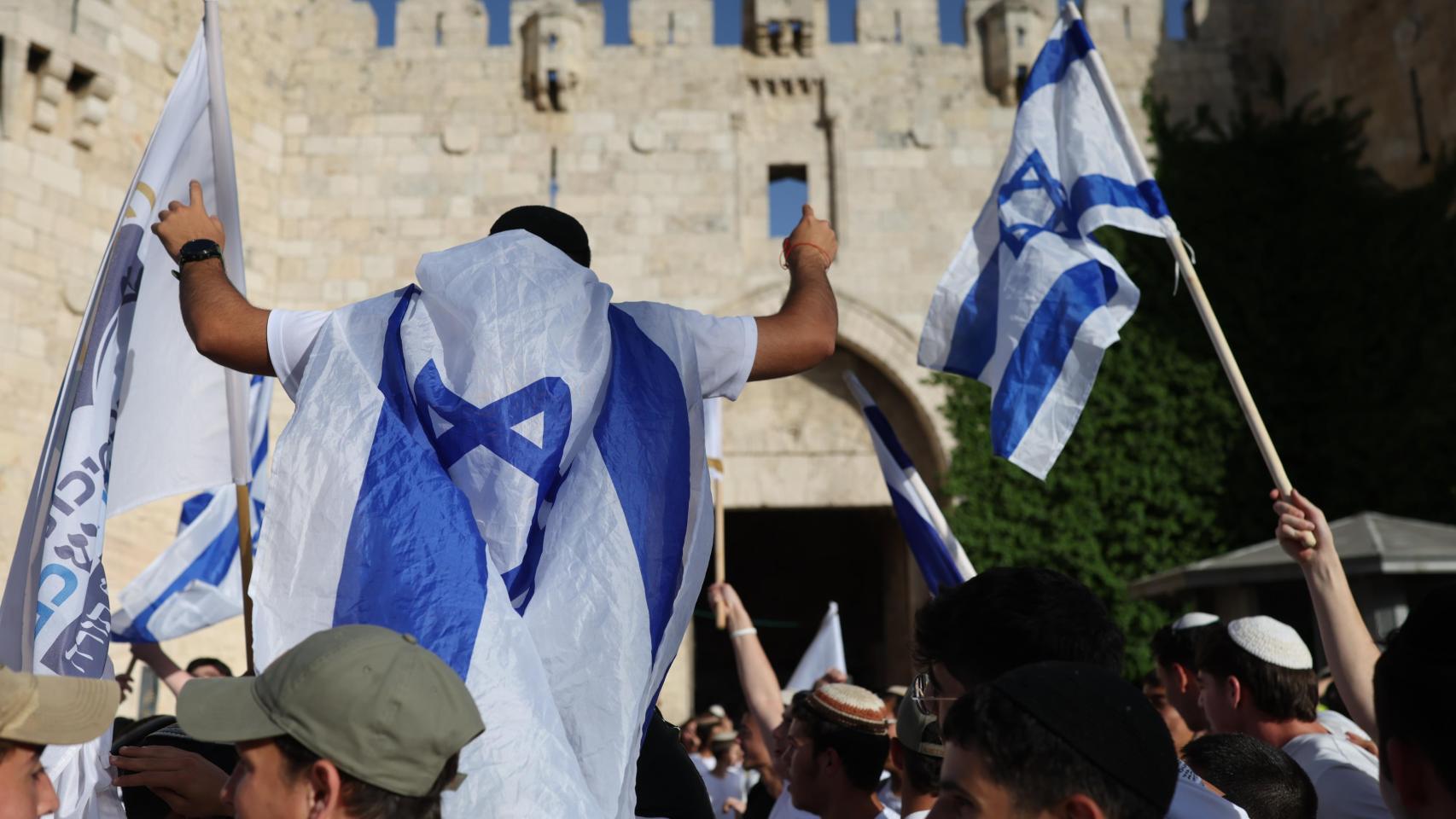 Colonos israelíes participan en el desfile del Día de Jerusalén en la Puerta de Damasco, en la Ciudad Vieja.