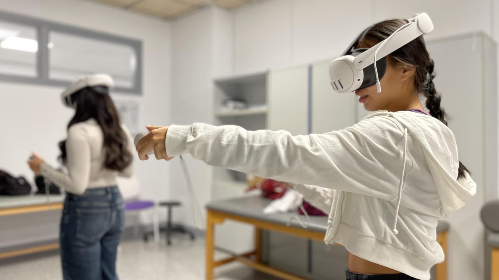 Alumnas practican con un dispositivo de realidad virtual.