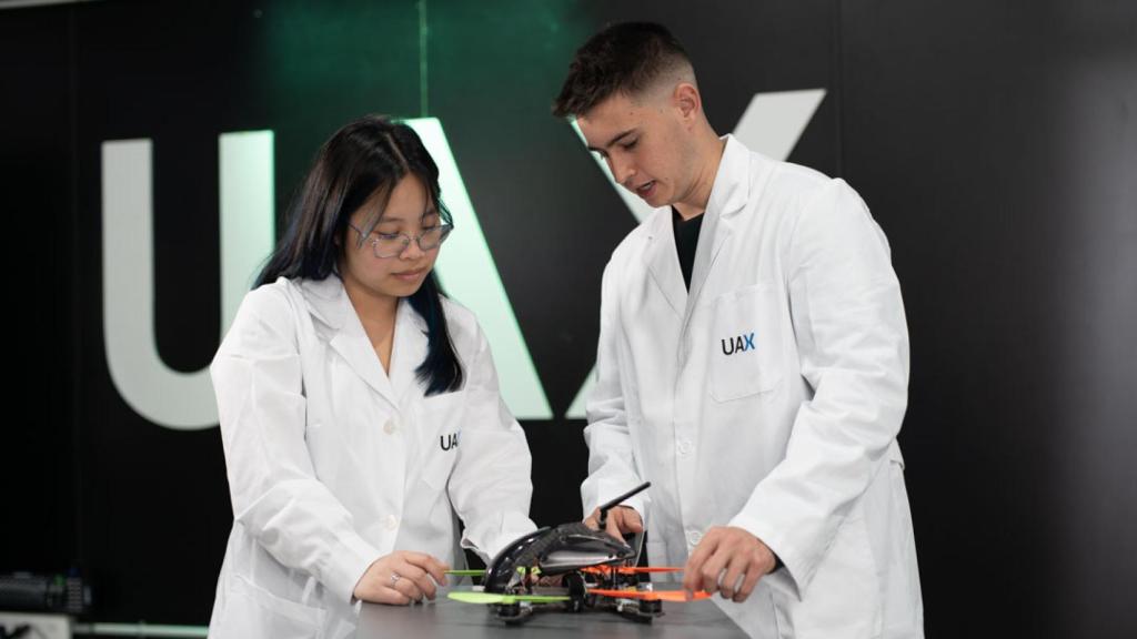 Estudiantes de UAXmakers, con un dron.