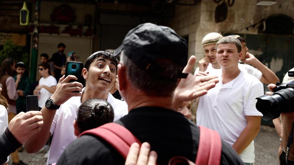 Jóvenes israelíes parecen discuten con un hombre en la Ciudad Vieja de Jerusalén.