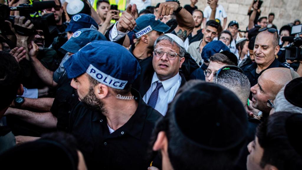 El ministro israelí de Seguridad Nacional, Itamar Ben Gvir, rodeado de agentes de seguridad, permanece frente a la Puerta de Damasco en Jerusalén.