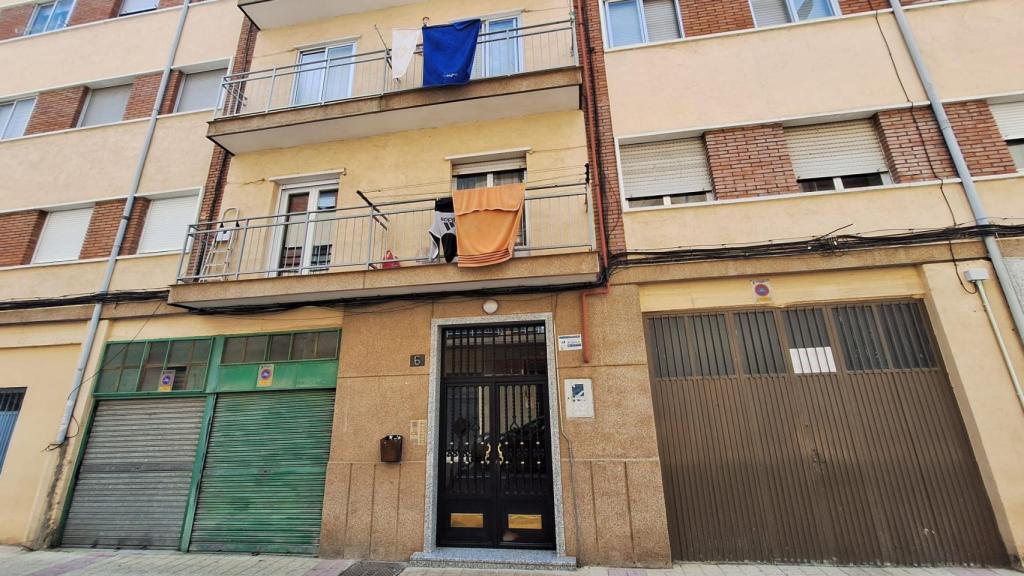 Imagen del portal y edificio donde ocurrieron los hechos.