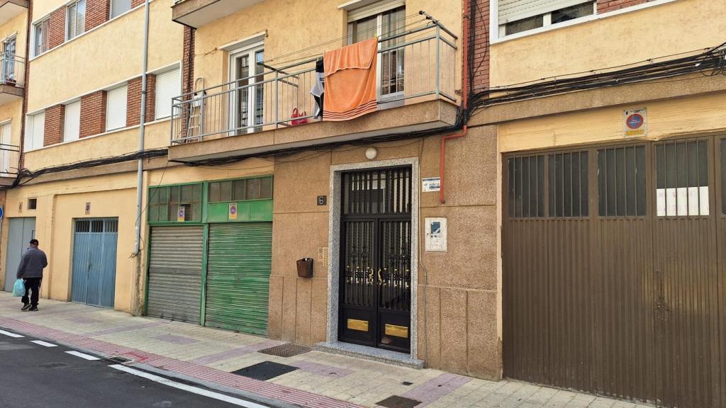 Imagen del portal y edificio donde ocurrieron los hechos en la calle Petunias del barrio Garrido en Salamanca.
