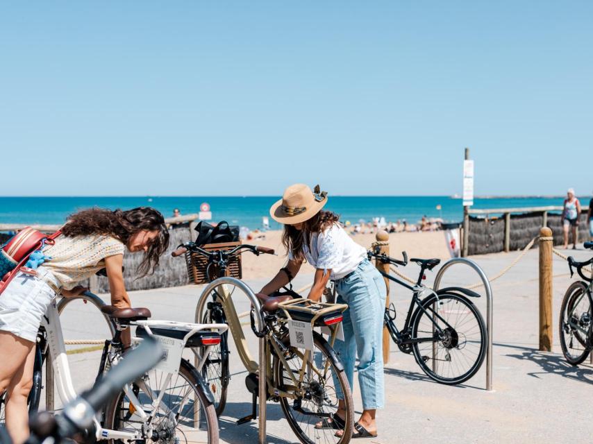 El aparcamiento de bicicletas en plena playas de Anglet.