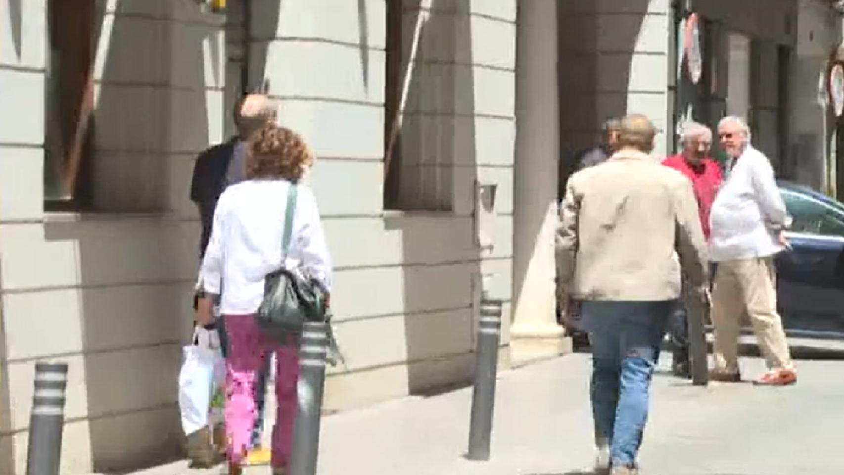 sale por la puerta trasera de la sede del PSOE andaluz para esquivar a la prensa