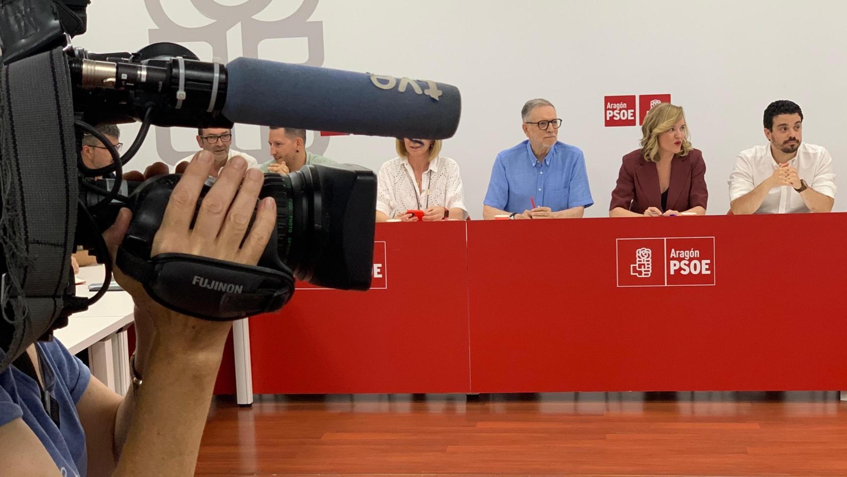 Pilar Alegría, con su núcleo duro, en la sede del PSOE-Aragón.